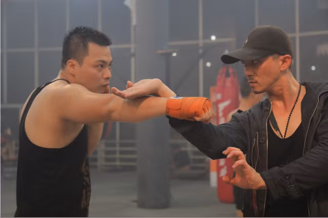 Nam diễn viên tập trung cao độ cho những cảnh hành động võ thuật.