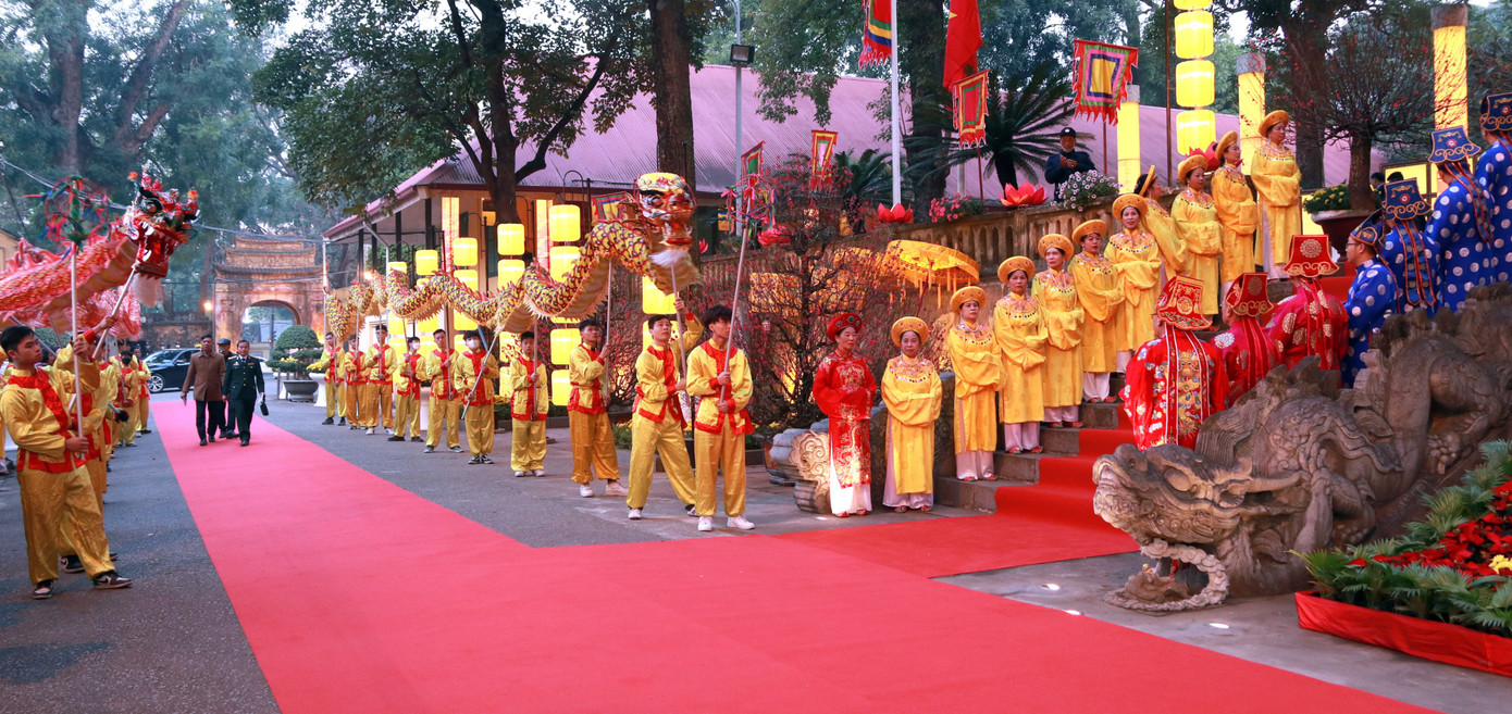 Chương trình mở màn bằng màn múa Rồng của các nghệ nhân làng Triều Khúc, tái hiện hình ảnh con Rồng cháu Tiên, với mong ước mưa thuận gió hòa, nhân khang vật thịnh, quốc thái dân an, nêu cao tinh thần thượng võ và truyền thống uống nước nhớ nguồn của dân tộc. Đoàn rước tập kết tại Sân Đoan Môn và tiến vào sân Rồng điện Kính Thiên. Chương trình mở màn bằng màn múa Rồng của các nghệ nhân làng Triều Khúc, tái hiện hình ảnh con Rồng cháu Tiên, với mong ước mưa thuận gió hòa, nhân khang vật thịnh, quốc thái dân an, nêu cao tinh thần thượng võ và truyền thống uống nước nhớ nguồn của dân tộc. Đoàn rước tập kết tại Sân Đoan Môn và tiến vào sân Rồng điện Kính Thiên.