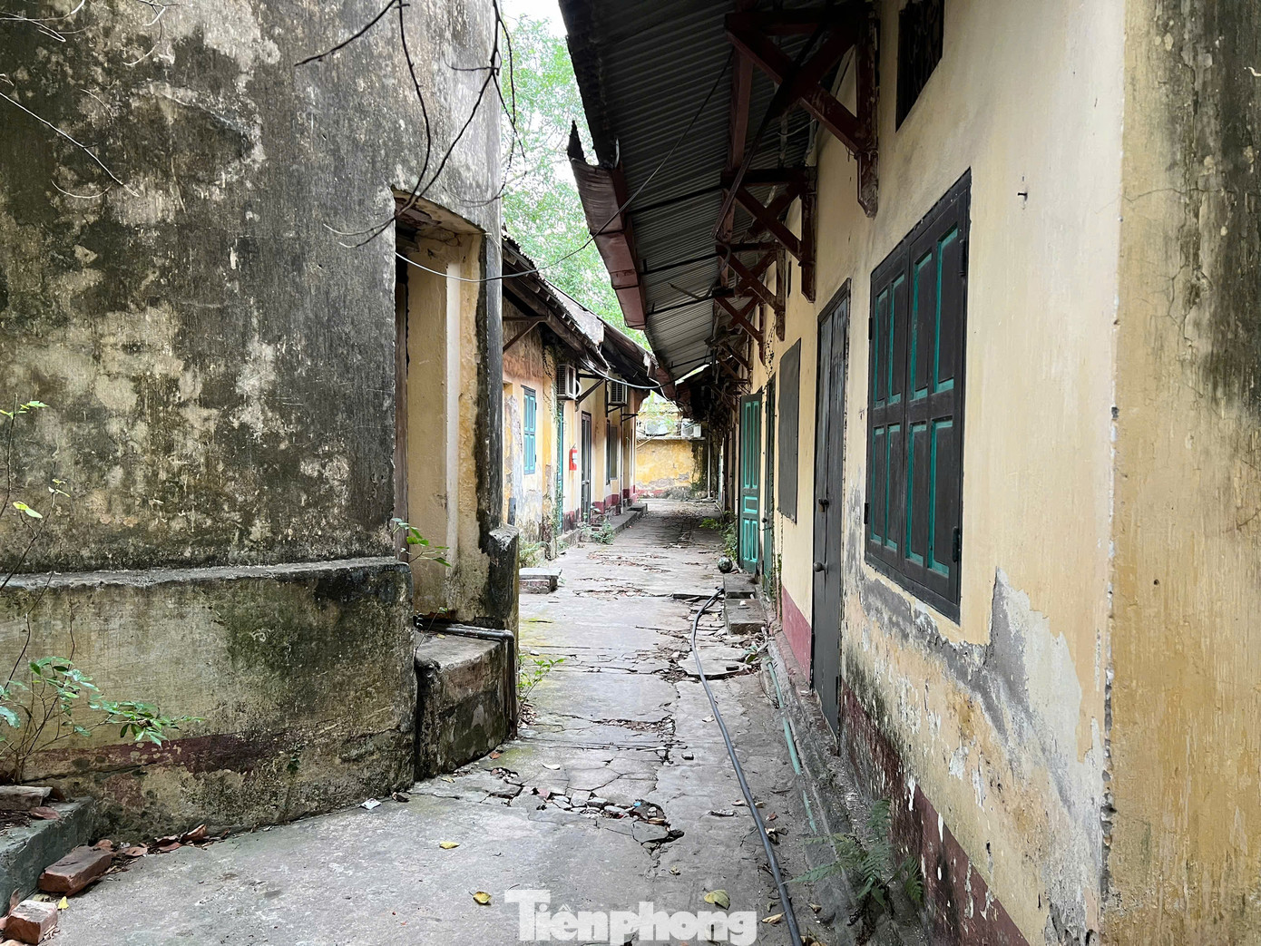 Cảnh đổ nát ở Hãng phim truyện Việt Nam. Cảnh đổ nát ở Hãng phim truyện Việt Nam.