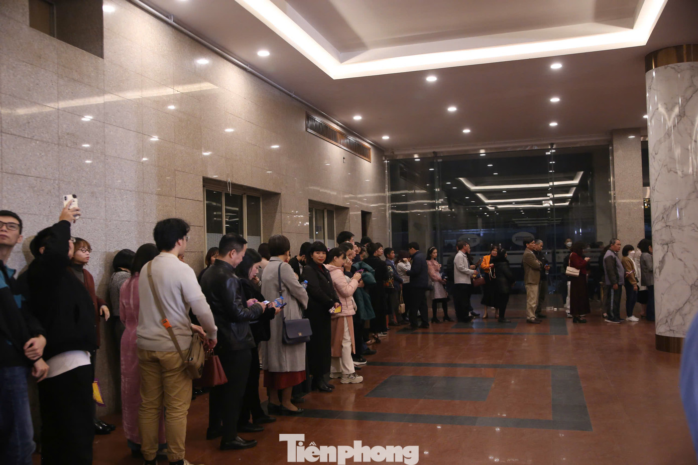 Khán giả xếp hàng chờ vào sân khấu. Theo yêu cầu của nhà sản xuất, khán giả không được quay phim, chụp hình trong suốt buổi diễn.