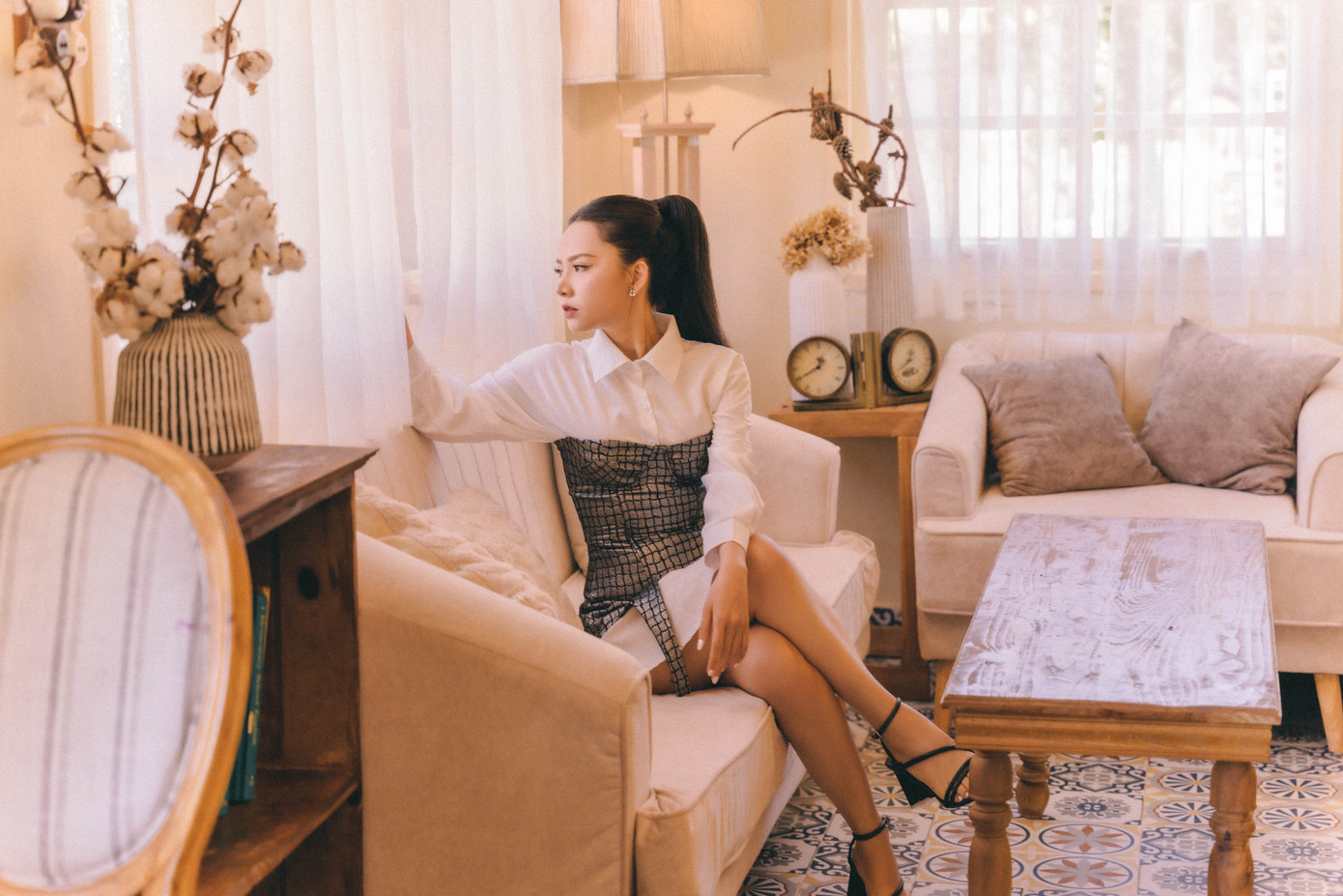 Nữ ca sĩ quyết định Nam tiến để theo đuổi nghệ thuật chuyên nghiệp. Nữ ca sĩ quyết định Nam tiến để theo đuổi nghệ thuật chuyên nghiệp.