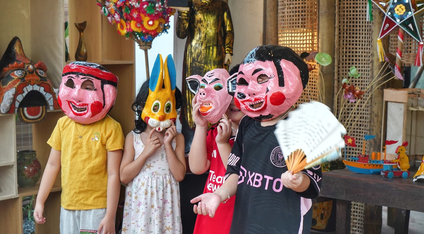 Mặt nạ giấy bồi là món đồ chơi Trung thu truyền thống, các bước làm mặt nạ cũng công phu. Sau khi hoàn chỉnh các bước tạo mặt nạ là công đoạn phơi nắng rồi tô màu trang trí.