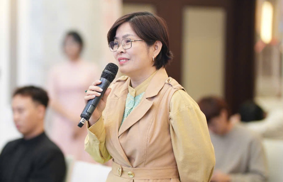 Phóng viên báo Quân đội Nhân dân đặt câu hỏi cho Ban giám khảo. Phóng viên báo Quân đội Nhân dân đặt câu hỏi cho Ban giám khảo.