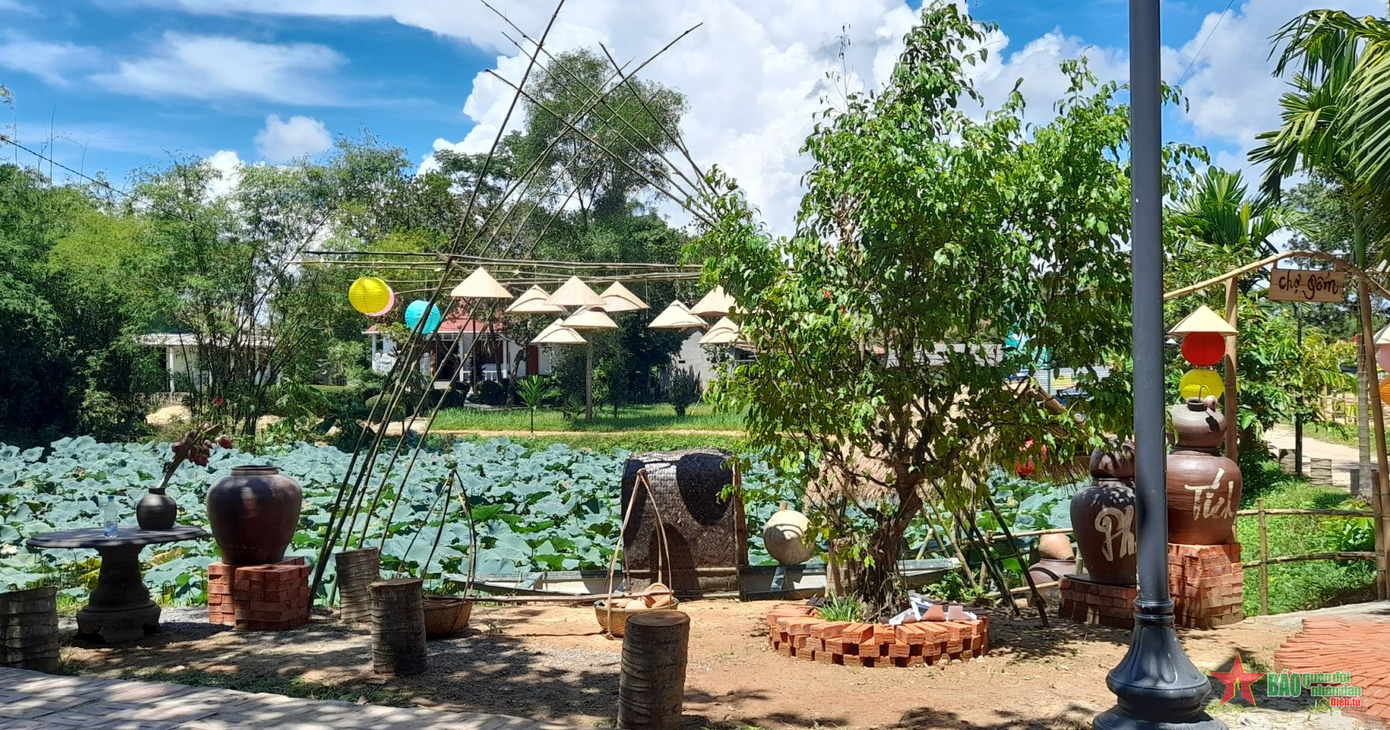 Phước Tích nằm ven sông Ô Lâu, cách trung tâm TP. Huế khoảng 40 km.