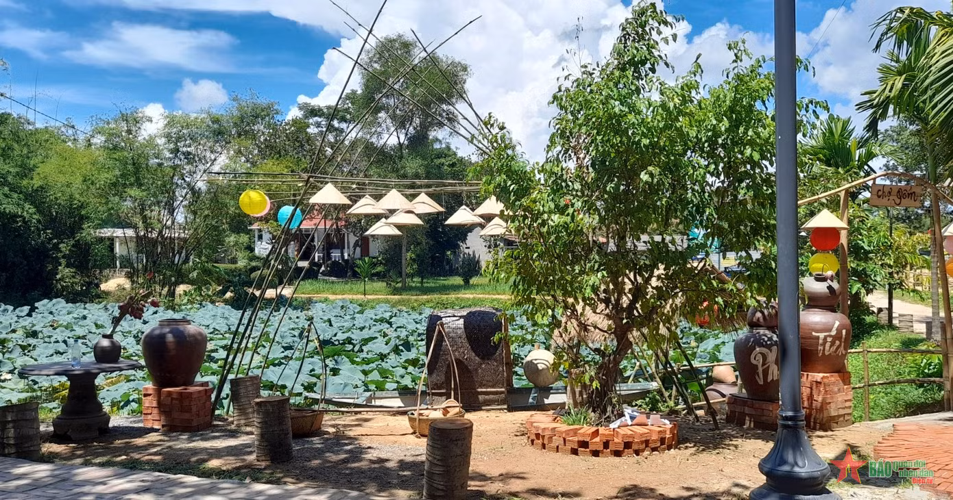 Phước Tích nằm ven sông Ô Lâu, cách trung tâm TP. Huế khoảng 40 km.