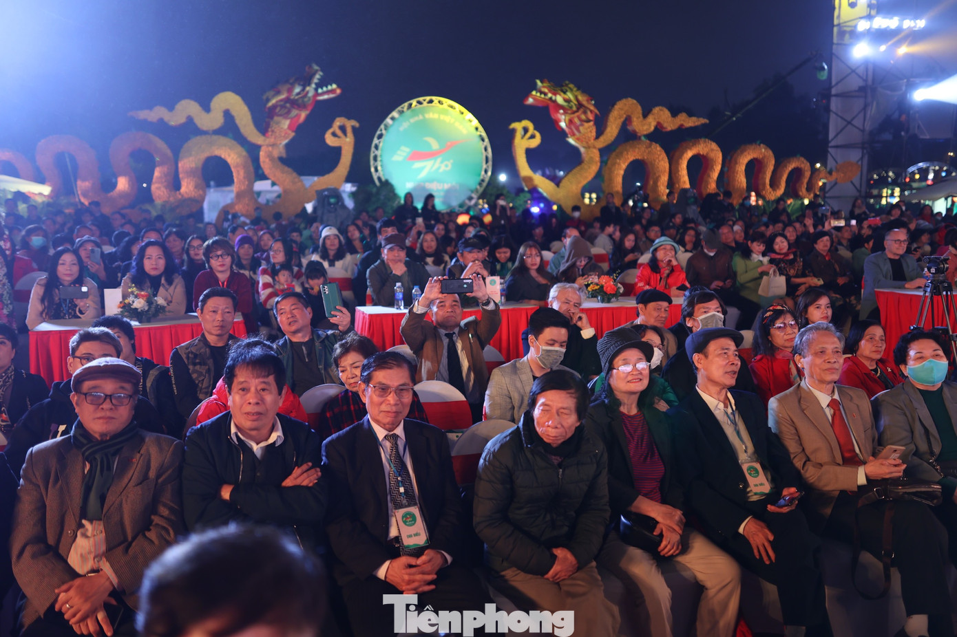 Đông đảo nhà thơ, khán giả yêu thơ có mặt tại sự kiện. Tại Ngày thơ Việt Nam 2023, công chúng có thể xem các phim tư liệu về cuộc đời và sự nghiệp của các nhà thơ nổi tiếng, góp phần xây dựng nên nền thi ca Việt Nam thông qua màn hình LED trước cổng Đoan Môn của Hoàng thành Thăng Long. Ảnh: NHƯ Ý. Đông đảo nhà thơ, khán giả yêu thơ có mặt tại sự kiện. Tại Ngày thơ Việt Nam 2023, công chúng có thể xem các phim tư liệu về cuộc đời và sự nghiệp của các nhà thơ nổi tiếng, góp phần xây dựng nên nền thi ca Việt Nam thông qua màn hình LED trước cổng Đoan Môn của Hoàng thành Thăng Long. Ảnh: NHƯ Ý.