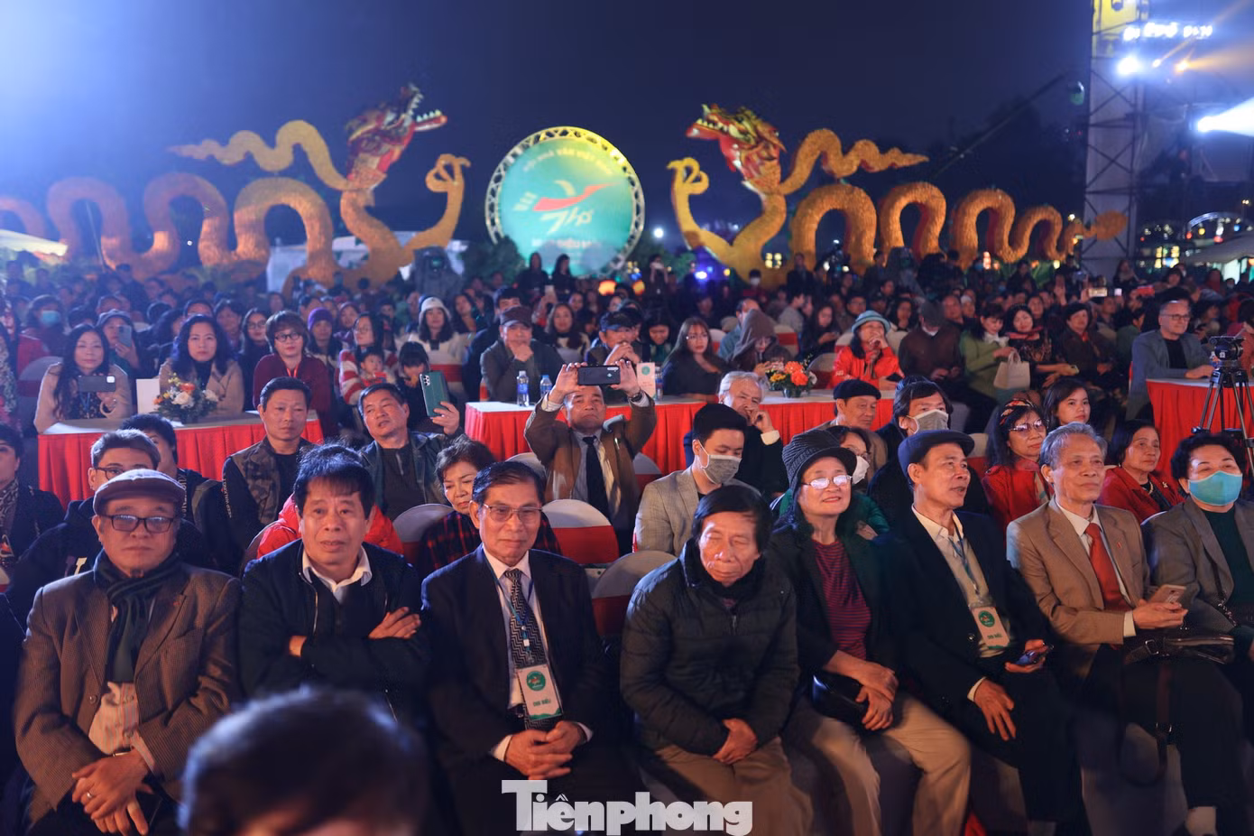 Đông đảo nhà thơ, khán giả yêu thơ có mặt tại sự kiện. Tại Ngày thơ Việt Nam 2023, công chúng có thể xem các phim tư liệu về cuộc đời và sự nghiệp của các nhà thơ nổi tiếng, góp phần xây dựng nên nền thi ca Việt Nam thông qua màn hình LED trước cổng Đoan Môn của Hoàng thành Thăng Long. Ảnh: NHƯ Ý.