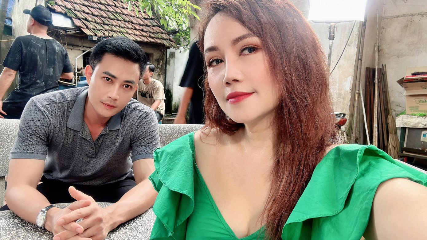 Diễn viên Hoàng Yến, Tiến Lộc ở hậu trường Làng trong phố. Diễn viên Hoàng Yến, Tiến Lộc ở hậu trường Làng trong phố.