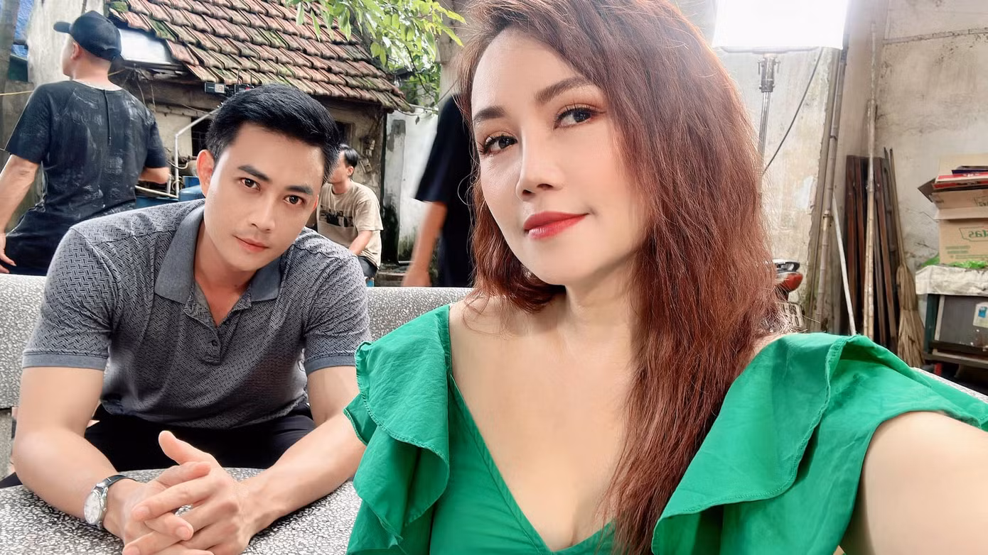 Diễn viên Hoàng Yến, Tiến Lộc ở hậu trường Làng trong phố.