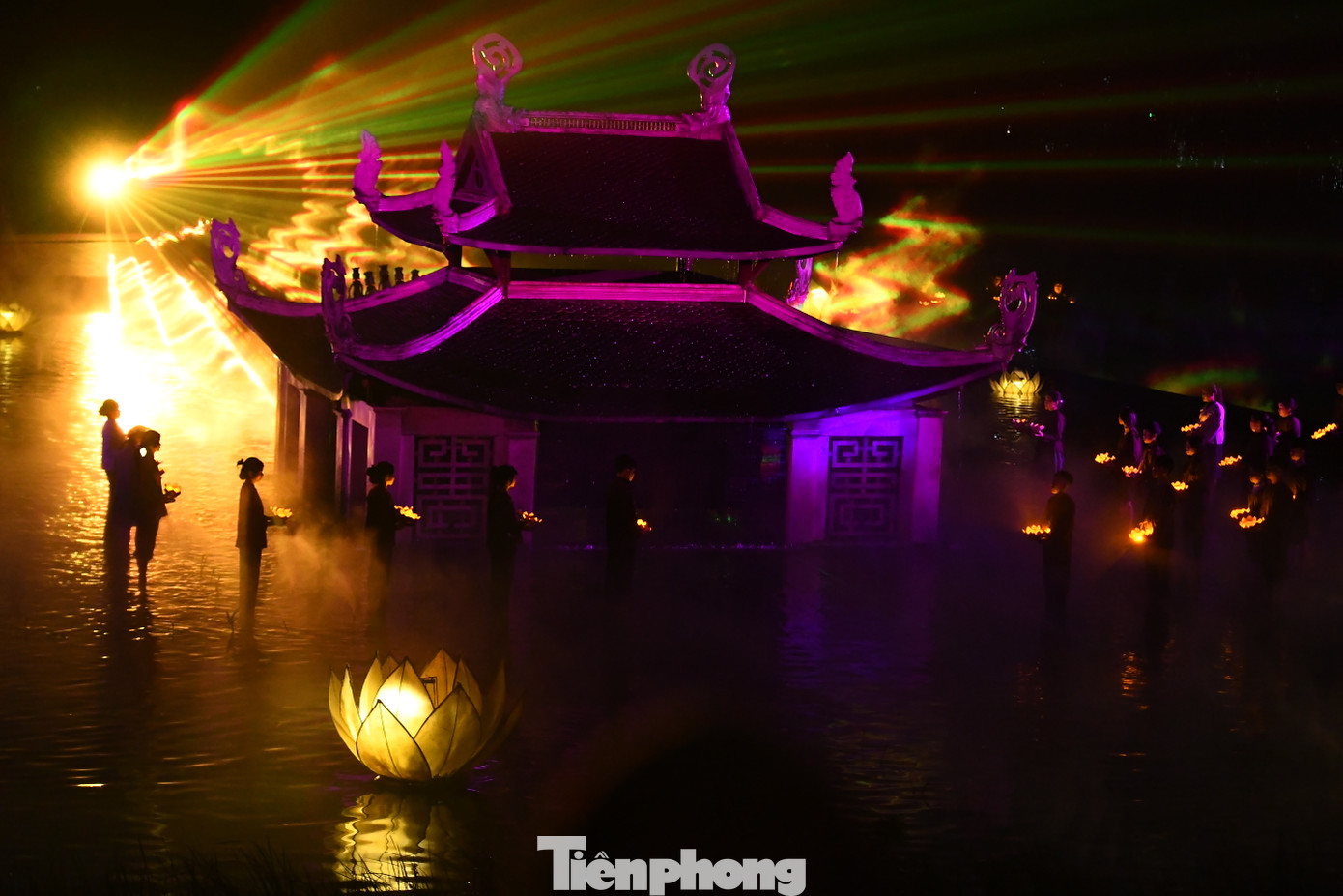 Sân khấu thực cảnh lung linh.