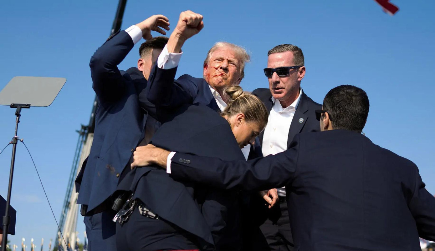 Bức ảnh ông Trump giơ nắm đấm sau khi bị ám sát hụt do phóng viên Doug Mills của New York Times chụp. Ảnh: NYT.