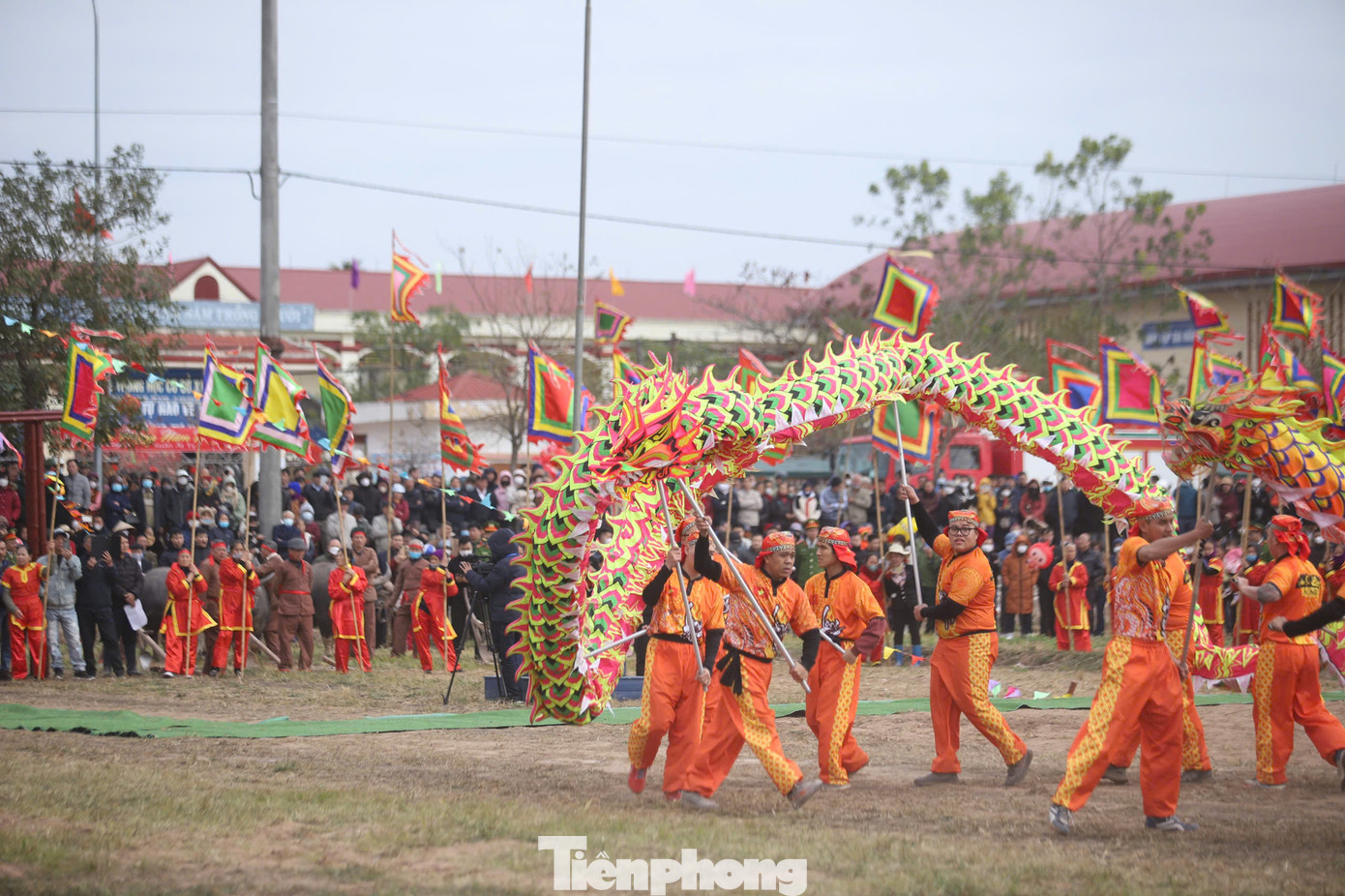 Không khí tưng bừng ở lễ hội sáng 4/2.