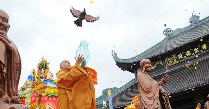 Phóng sinh bắt nguồn từ kinh Phật Đại Thừa, thịnh hành ở Trung Hoa, Tây Tạng. Phóng sinh bắt nguồn từ kinh Phật Đại Thừa, thịnh hành ở Trung Hoa, Tây Tạng.