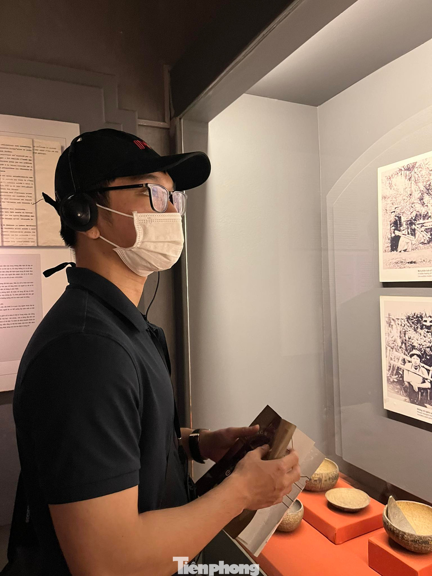 Du khách thích thú khi được nghe thuyết minh và trực tiếp tìm hiểu các hiện vật tại di tích. Ảnh: Ngọc Ánh.