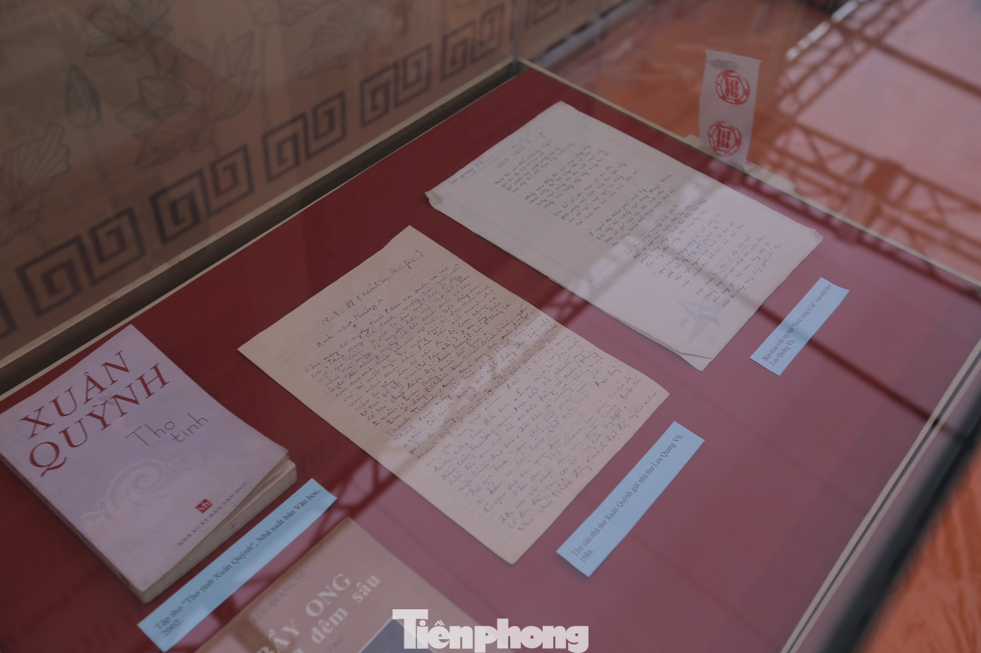 Thư của nhà thơ Xuân Quỳnh gửi nhà thơ Lưu Quang Vũ năm 1988, đặt cạnh bản thảo viết tay bài Hoa vàng ở lại (Lưu Quang Vũ). Ảnh: DUY PHẠM Thư của nhà thơ Xuân Quỳnh gửi nhà thơ Lưu Quang Vũ năm 1988, đặt cạnh bản thảo viết tay bài Hoa vàng ở lại (Lưu Quang Vũ). Ảnh: DUY PHẠM