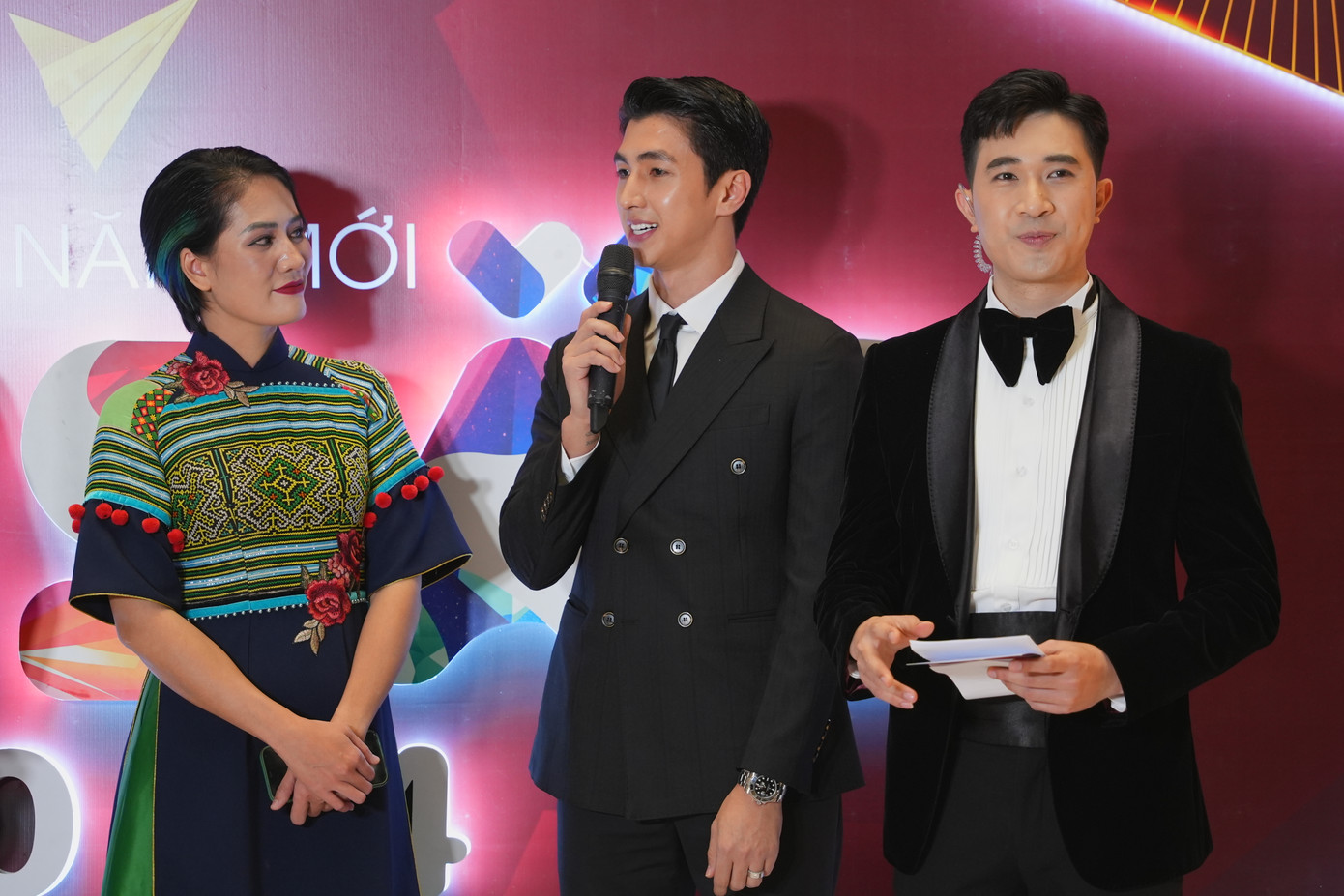 Diễn viên Minh Cúc, Bình An chia sẻ về vai diễn ấn tượng trong năm qua. Diễn viên Minh Cúc được yêu mến nhờ Cuộc đời vẫn đẹp sao, Bình An lột xác với vai tay chơi trong Biệt dược đen.