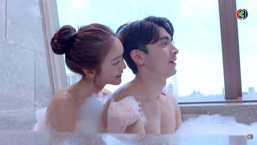 Nhiều cảnh quay tình cảm thân mật, thậm chí là cảnh tắm chung xuất hiện trong trailer phim bị cắt bỏ.