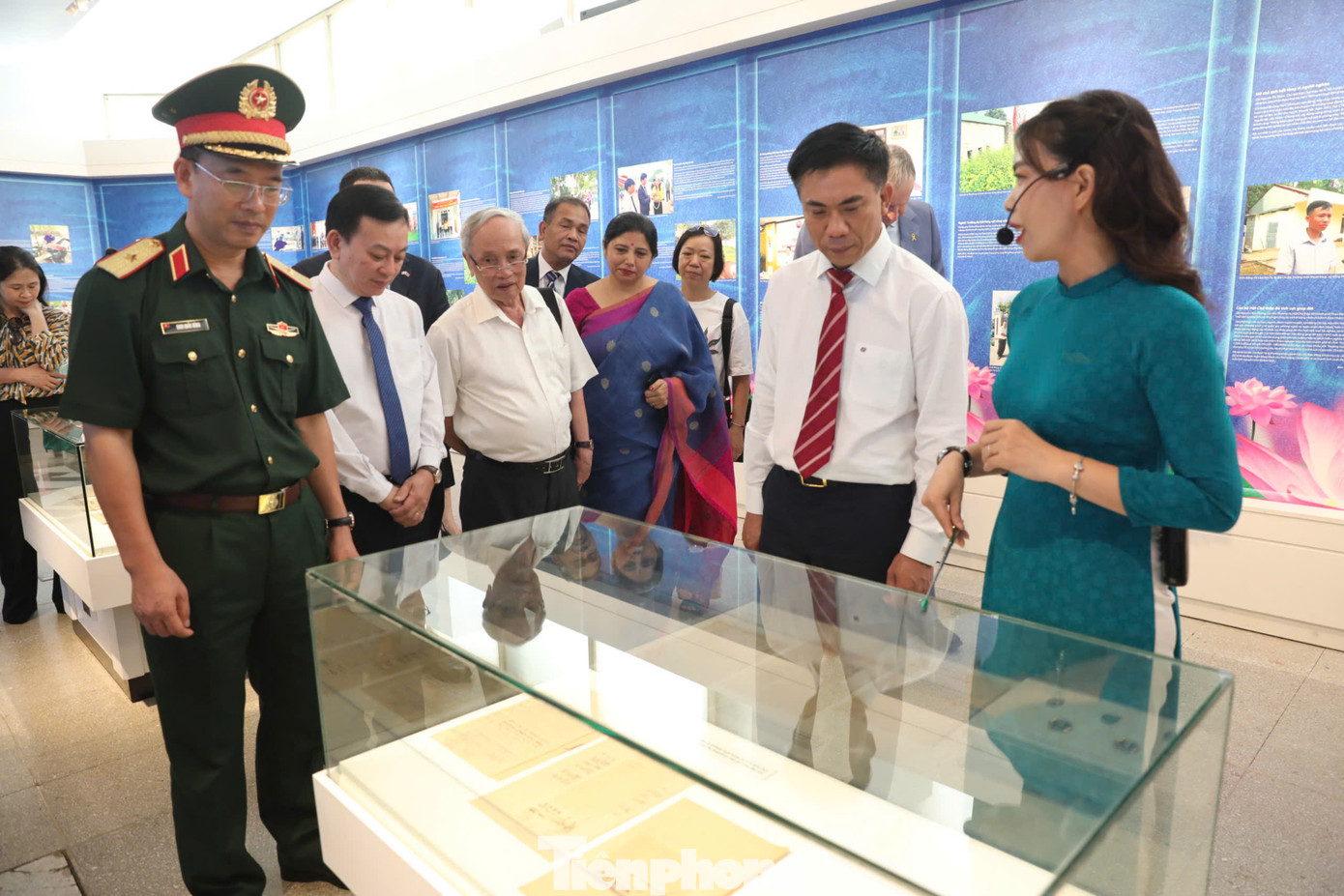 Không gian triển lãm tại Bảo tàng Hồ Chí Minh thu hút nhiều khách tham quan.