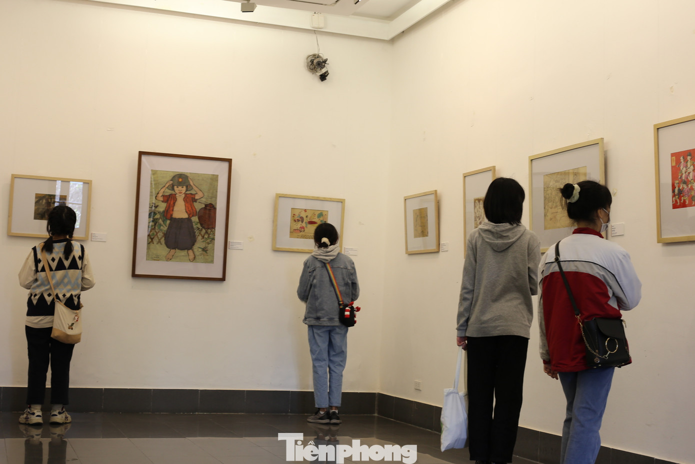 "Những bức tranh khắc họa rõ nét ý chí chiến đấu, sản xuất và cả học tập của dân tộc ta, tất cả như một cuốn phim lưu giữ kỷ niệm vậy" - chị Nhung chia sẻ sau một vòng tham quan triển lãm. "Những bức tranh khắc họa rõ nét ý chí chiến đấu, sản xuất và cả học tập của dân tộc ta, tất cả như một cuốn phim lưu giữ kỷ niệm vậy" - chị Nhung chia sẻ sau một vòng tham quan triển lãm.