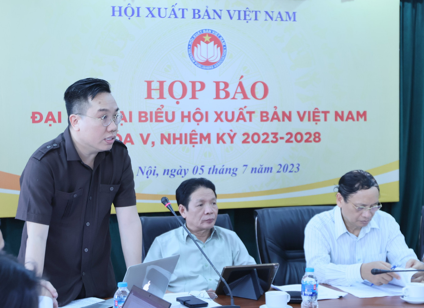 Phó chủ tịch Hội Xuất bản Việt Nam phát biểu tại họp báo. Ảnh: Đức Huy.