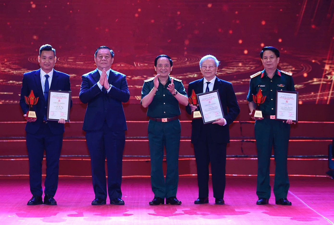 Trưởng ban Tuyên giáo và Dân vận Trung ương Nguyễn Trọng Nghĩa và Thượng tướng Trịnh Văn Quyết - Chủ nhiệm Tổng cục Chính trị QĐND Việt Nam - trao giải A cho các tác giả xuất sắc.