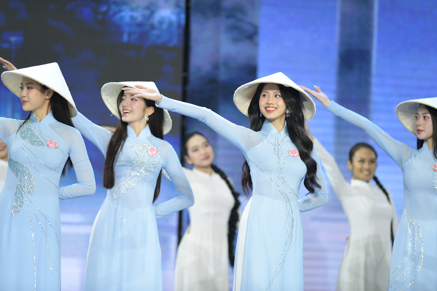 Thí sinh cống hiến hết mình, nỗ lực để ghi tên vào vòng chung kết. Thí sinh cống hiến hết mình, nỗ lực để ghi tên vào vòng chung kết.