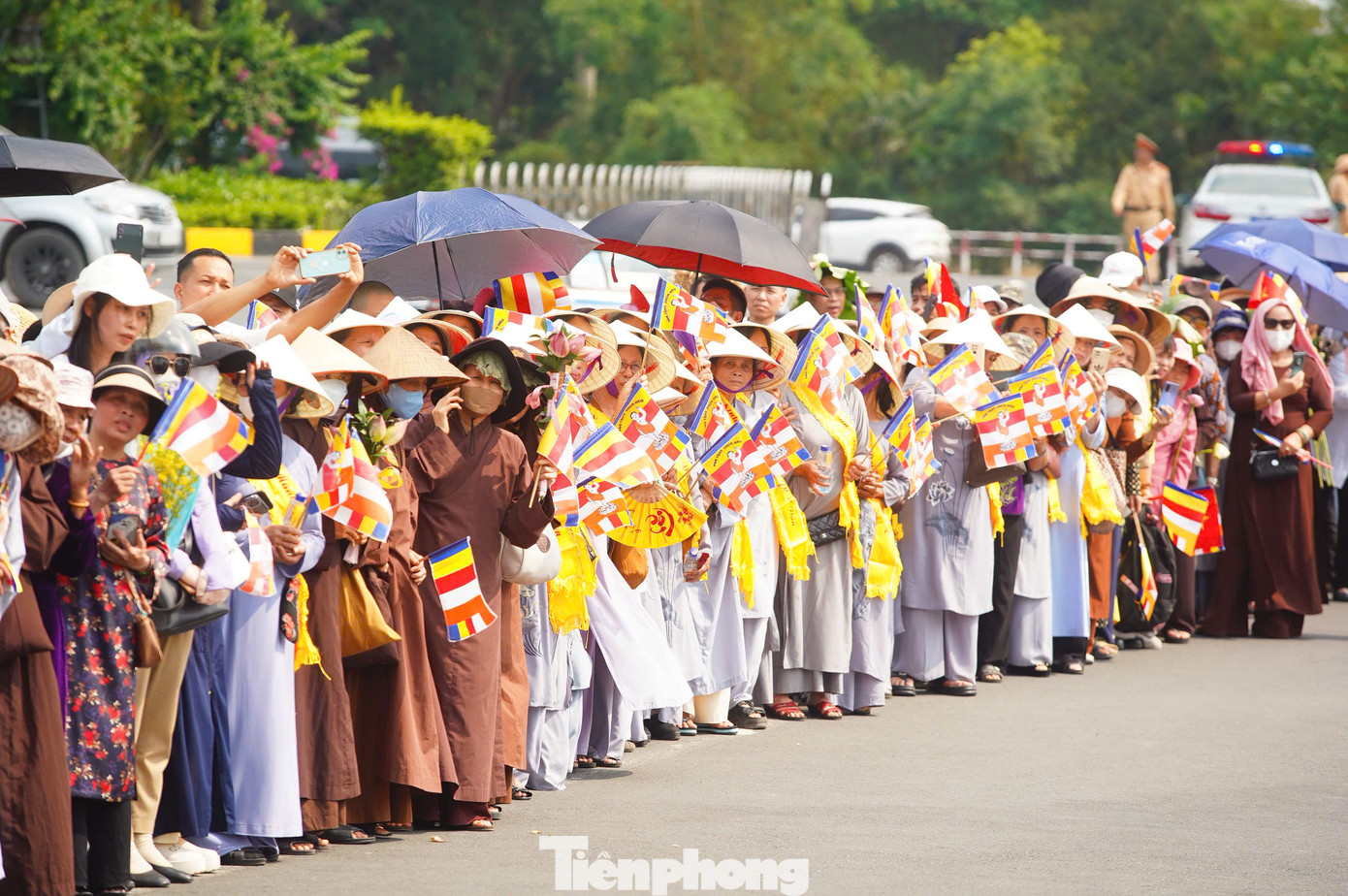 Đông đảo Phật tử có mặt ở khu vực gần sân bay Nội Bài.