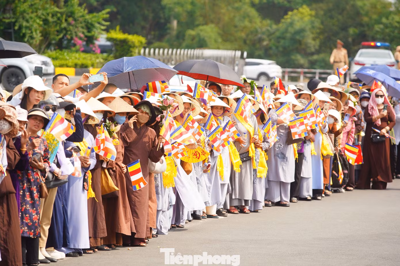 Đông đảo Phật tử có mặt ở khu vực gần sân bay Nội Bài.
