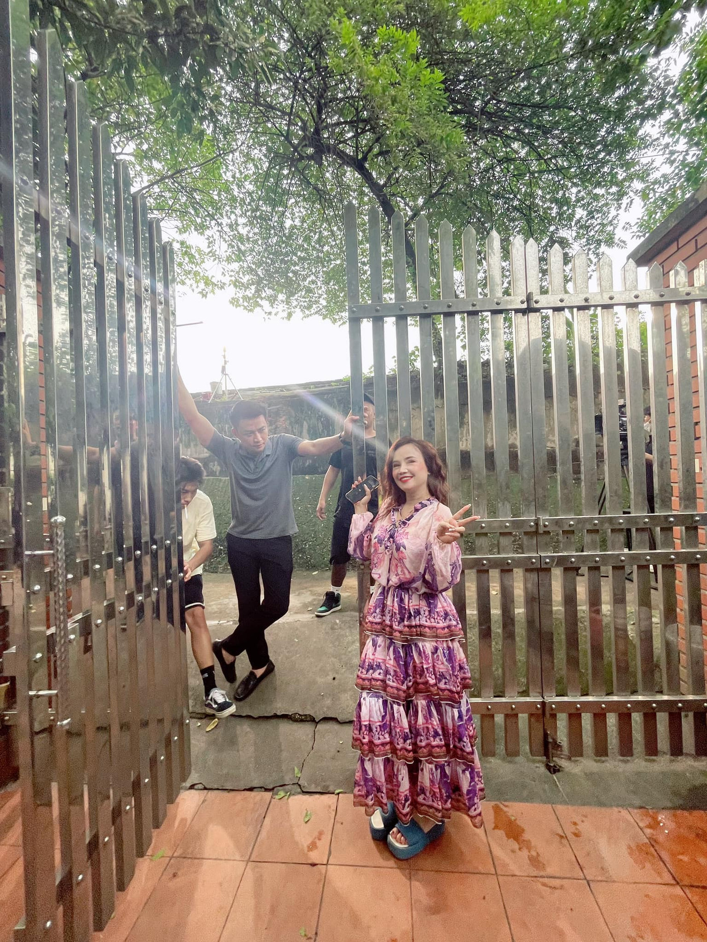 Tạo hình điệu đà, diêm dúa của cô bán nước Mỹ Lệ.