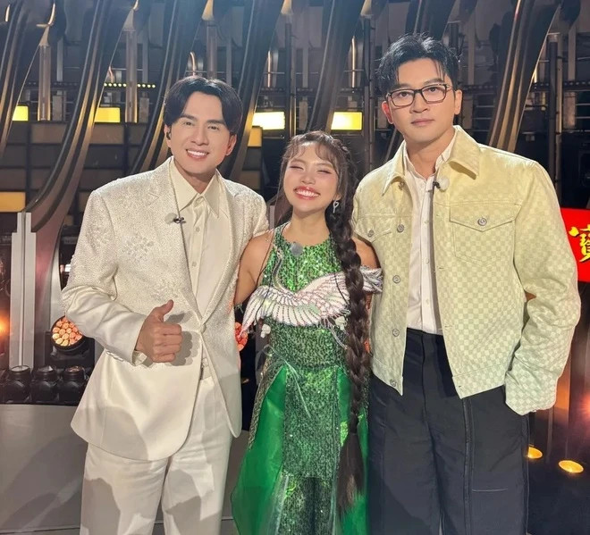 Phương Mỹ Chi cùng Đan Trường (ngoài cùng bên trái) và Tô Hữu Bằng.