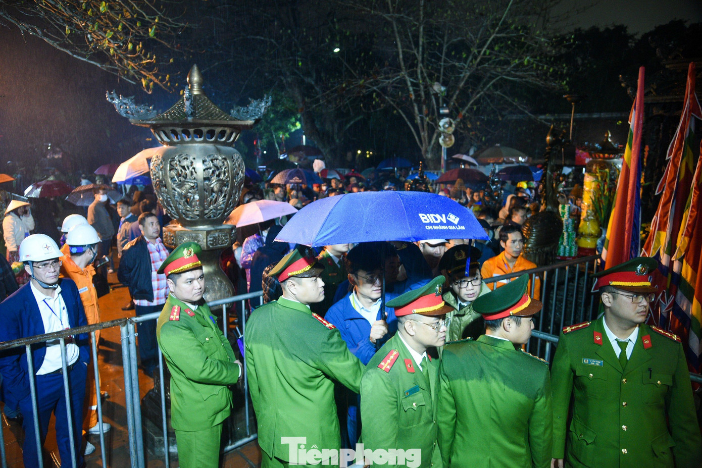 Rào chắn ở đền Trần với sự kiểm soát của lực lượng an ninh. Ảnh: Trọng Tài.