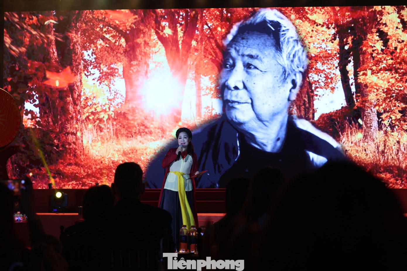 Đan xen với phần đọc thơ, các nghệ sĩ nổi tiếng trình diễn những ca khúc được phổ nhạc từ thơ được đông đảo công chúng yêu mến. Ảnh: NHƯ Ý. Đan xen với phần đọc thơ, các nghệ sĩ nổi tiếng trình diễn những ca khúc được phổ nhạc từ thơ được đông đảo công chúng yêu mến. Ảnh: NHƯ Ý.