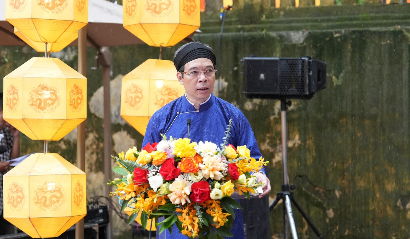 Sáng 6/6, Trung tâm Bảo tồn Di sản Thăng Long - Hà Nội tổ chức chương trình Tết Đoan Ngọ Thăng Long xưa. Một số hoạt động thể nghiệm các nghi lễ cung đình mang đến cho du khách những sản phẩm du lịch đặc sắc, đậm dấu ấn văn hóa truyền thống. Giám đốc Trung tâm Bảo tồn di sản Thăng Long - Hà Nội Nguyễn Thanh Quang bày tỏ những hoạt động này góp phần gìn giữ phong tục tập quán tốt đẹp của cha ông, giáo dục truyền thống cho thế hệ trẻ.