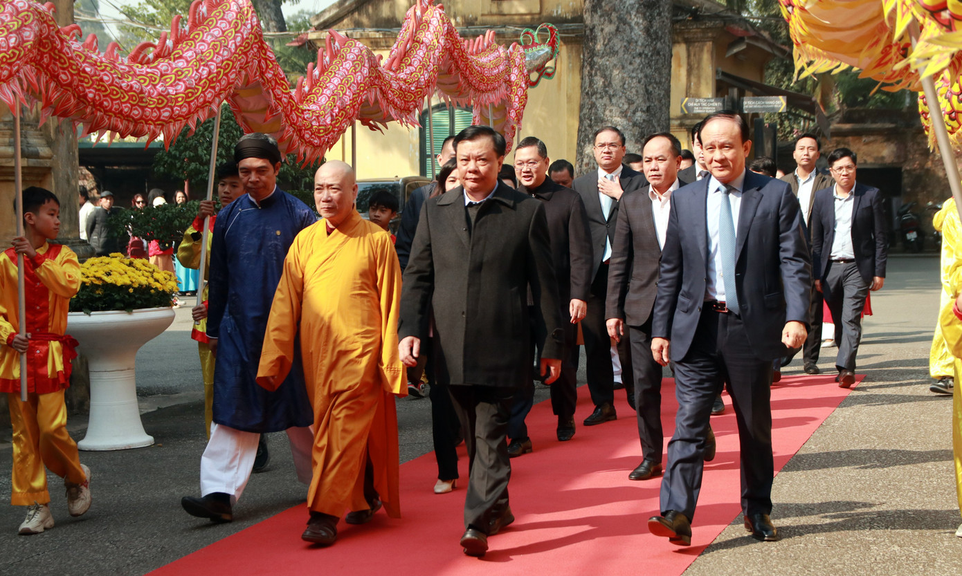 Lễ dâng hương, khai xuân ở Hoàng thành Thăng Long là hoạt động văn hóa truyền thống diễn ra từ 23 tháng Chạp. Dịp Tết Nguyên đán, Hoàng thành Thăng Long là địa điểm tổ chức các hoạt động trưng bày, triển lãm, giáo dục di sản và văn hóa truyền thống, tái hiện nhiều nghi thức như lễ cúng ông Công ông Táo, lễ dựng cây Nêu, hạ cây Nêu... Lễ dâng hương, khai xuân ở Hoàng thành Thăng Long là hoạt động văn hóa truyền thống diễn ra từ 23 tháng Chạp. Dịp Tết Nguyên đán, Hoàng thành Thăng Long là địa điểm tổ chức các hoạt động trưng bày, triển lãm, giáo dục di sản và văn hóa truyền thống, tái hiện nhiều nghi thức như lễ cúng ông Công ông Táo, lễ dựng cây Nêu, hạ cây Nêu...