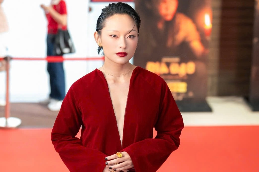 Diễn viên Thái Hòa cho rằng Địa đạo có lẽ là bộ phim đặc biệt nhất đối với anh đến thời điểm hiện tại. Là người con Hà Nội nhưng diễn viên Hồ Thu Anh đã quyết tâm tham gia dự án ngay khi biết về bộ phim đặc biệt này. "May mắn lớn nhất của tôi là được gặp gỡ, sinh sống cùng các cô chú cựu chiến binh - đã truyền lửa để tôi hiểu, chiến tranh không chỉ có bom đạn, mà còn là tình người, tình đồng đội và tình yêu”, Thu Anh nói. Diễn viên Thái Hòa cho rằng Địa đạo có lẽ là bộ phim đặc biệt nhất đối với anh đến thời điểm hiện tại. Là người con Hà Nội nhưng diễn viên Hồ Thu Anh đã quyết tâm tham gia dự án ngay khi biết về bộ phim đặc biệt này. "May mắn lớn nhất của tôi là được gặp gỡ, sinh sống cùng các cô chú cựu chiến binh - đã truyền lửa để tôi hiểu, chiến tranh không chỉ có bom đạn, mà còn là tình người, tình đồng đội và tình yêu”, Thu Anh nói.