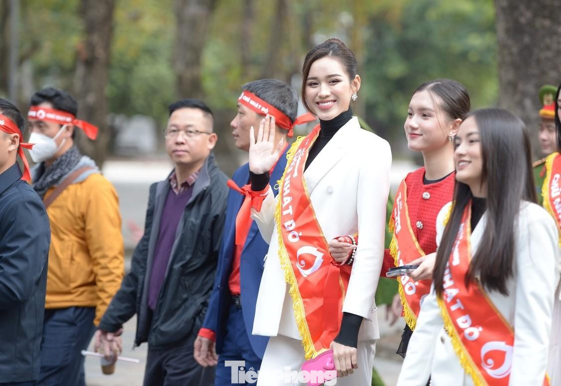 Chủ nhật Đỏ với thông điệp “Hiến máu cứu người - Sinh mệnh của bạn và tôi” được tổ chức lần đầu vào năm 2009, xuất phát từ một cuộc họp nội dung hằng ngày của báo Tiền Phong, khi hiện trạng thiếu máu điều trị trầm trọng trong dịp Tết Nguyên đán tại các bệnh viện được đưa ra bàn thảo. Trong suốt những năm qua, báo Tiền Phong, Uỷ ban An toàn Giao thông Quốc gia, Viện Huyết học - Truyền máu Trung ương cùng nhiều đơn vị khác vẫn luôn bền bỉ với sứ mệnh kết nối những tấm lòng nhân ái. Ảnh: Dương Triều.