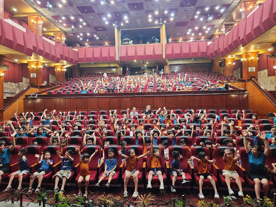 Các nhà hát luôn phải đổi mới, tìm sản phẩm phục vụ nhiều đối tượng khán giả. Các nhà hát luôn phải đổi mới, tìm sản phẩm phục vụ nhiều đối tượng khán giả.