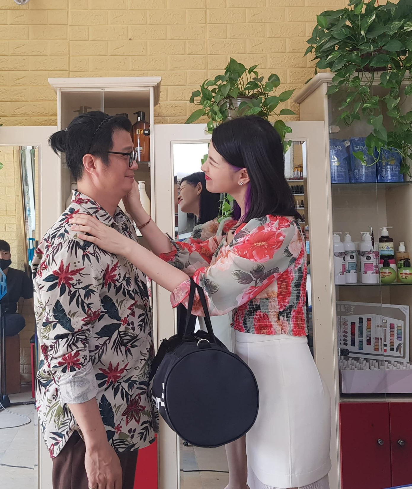 Mỗi lần Mộng Mơ xuất hiện, cô nàng chắc chắn sẽ lại bày ra chiêu trò mới để quyến rũ cậu Vượng. Với vai này, Huyền Trang có nhiều màu sắc đa dạng trong tính cách. Vì thế mà tạo hình, trang phục của cô cũng...lòe loẹt theo.