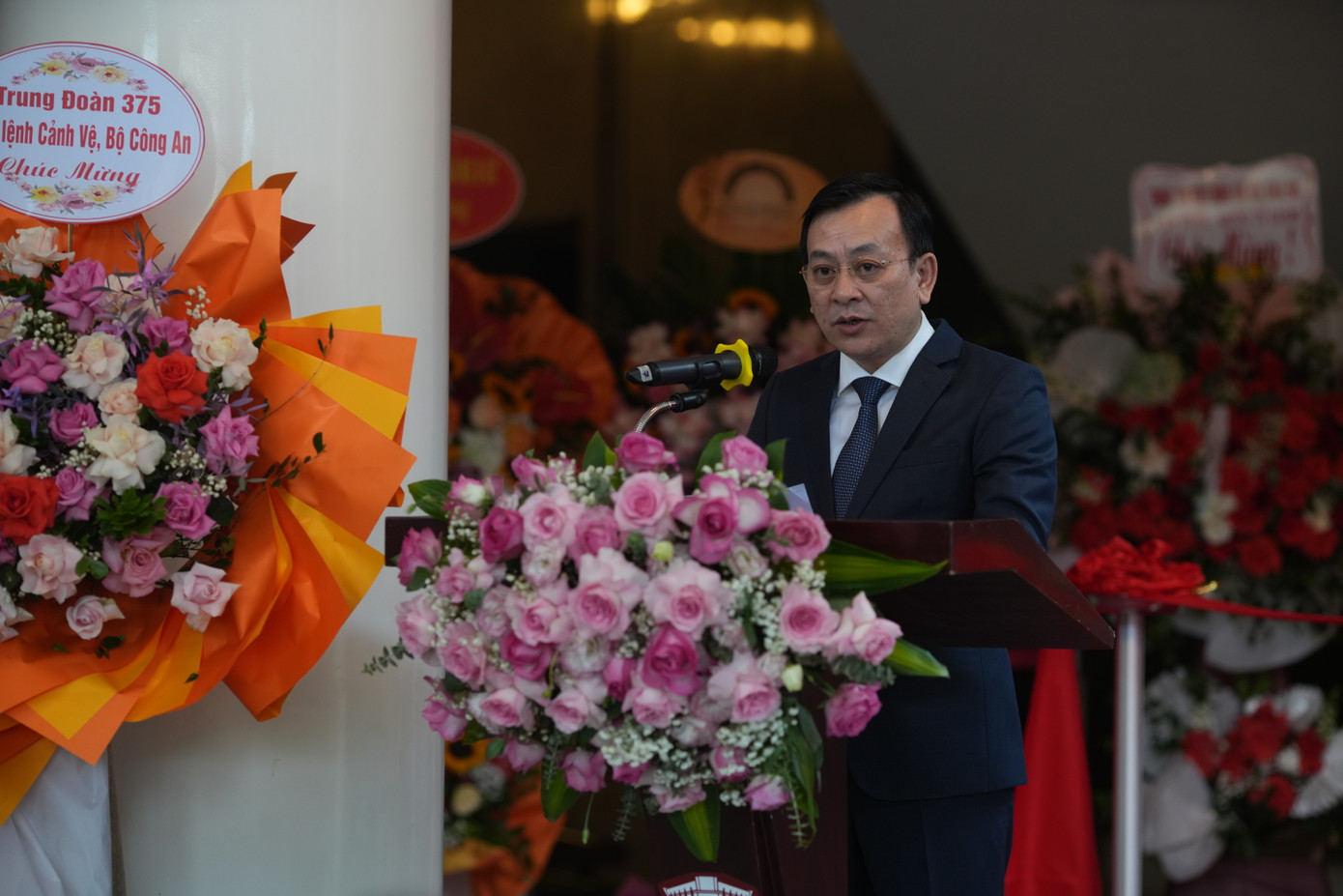 Kỷ niệm 100 năm ngày Nguyễn Ái Quốc - Hồ Chí Minh lần đầu đặt chân đến Trung Quốc trên hành trình bôn ba tìm đường cứu nước (11/11/1924-11/11/2024), Bảo tàng Hồ Chí Minh phối hợp với Cục Lưu trữ Văn phòng T.Ư Đảng xây dựng nội dung triển lãm Dấu chân Hồ Chí Minh ở Trung Quốc.TS Vũ Mạnh Hà - Giám đốc Bảo tàng Hồ Chí Minh - cho biết triển lãm giới thiệu tới công chúng hơn 200 tài liệu, hình ảnh, hiện vật tiêu biểu, trong đó có nhiều hiện vật độc bản, đặc sắc phản ánh sâu đậm quá trình hoạt động cách mạng của Chủ tịch Hồ Chí Minh ở Trung Quốc qua các thời kỳ.