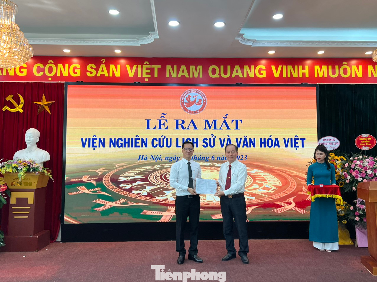 PGS.TS Phạm Văn Huynh trao giấy chứng nhận, con dấu cho Viện trưởng Lê Văn Quỳnh. Ảnh: Ngọc Ánh. PGS.TS Phạm Văn Huynh trao giấy chứng nhận, con dấu cho Viện trưởng Lê Văn Quỳnh. Ảnh: Ngọc Ánh.