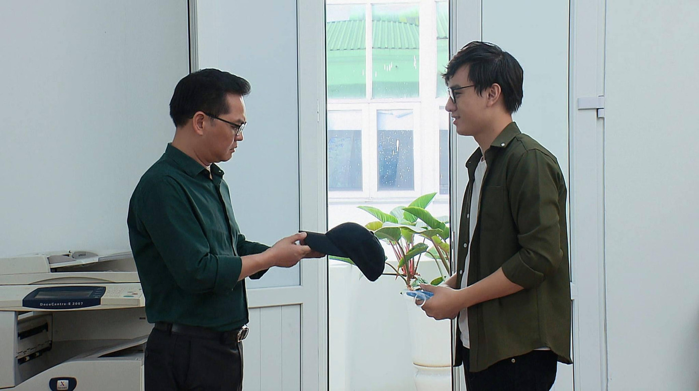 Hòa luôn bị bố của người yêu là ông Phát (NSND Trung Hiếu) ngăn cấm chuyện tình cảm. Hòa luôn bị bố của người yêu là ông Phát (NSND Trung Hiếu) ngăn cấm chuyện tình cảm.