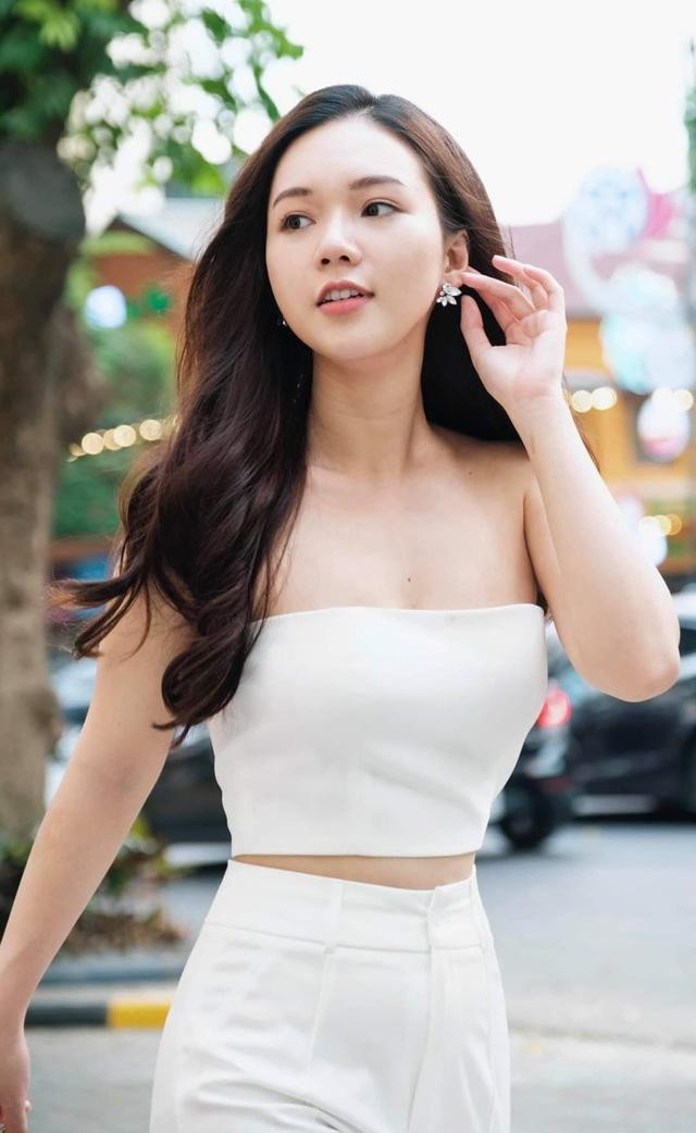 Phạm Ngọc Anh nóng bỏng ngoài đời thường.