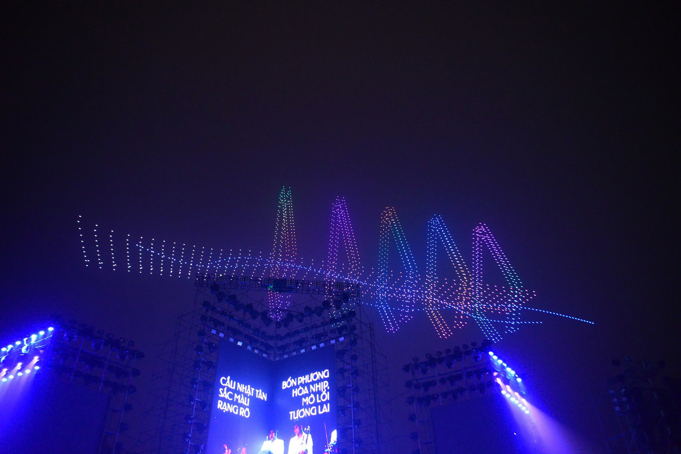 Khán giả chiêm ngưỡng màn trình diễn ánh sáng quy mô lớn tại Hồ Tây.