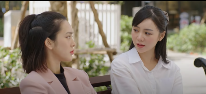 Hạnh nhìn ra sự lo lắng của Vy khi sắp đối diện với "tình địch". Ảnh: CMH. Hạnh nhìn ra sự lo lắng của Vy khi sắp đối diện với "tình địch". Ảnh: CMH.
