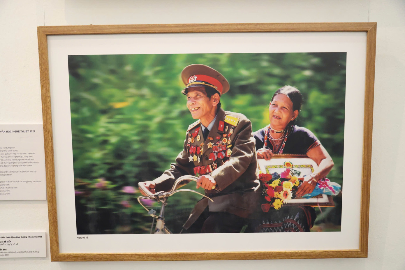 Ảnh Ngày trở về (trái) và Quần thể Tượng đài Mẹ Việt Nam Anh hùng.