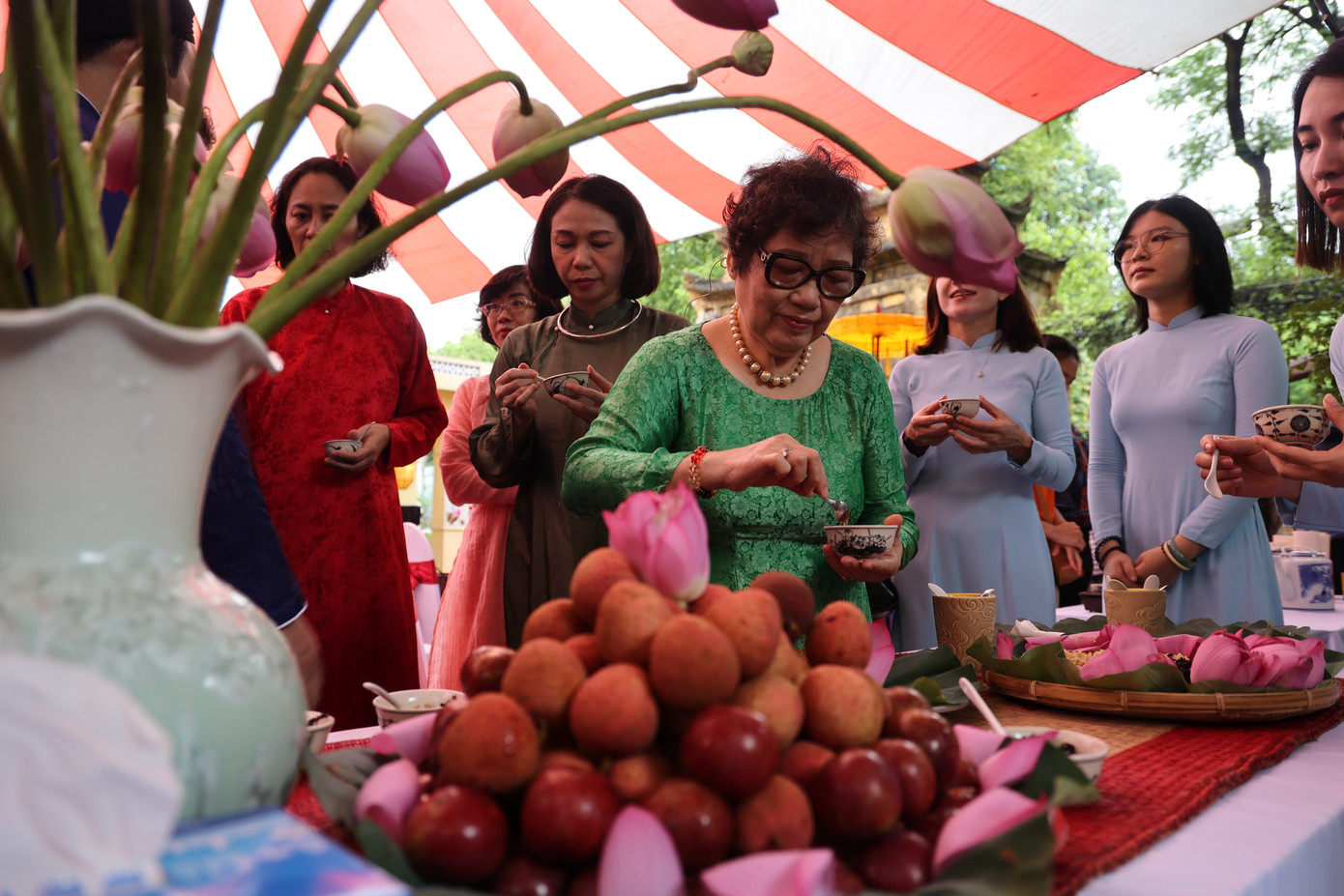Theo quan niệm dân gian, trong cơ thể của chúng ta đều có “sâu bọ” mà thực chất là các loài ký sinh trùng sinh sống, đến ngày 5 tháng 5 sẽ ngoi lên. Do vậy sau lễ cúng tổ tiên vào sáng sớm, cả nhà sẽ quây quần ăn hoa quả như đào, mận, vải thiều, dưa hấu, khế, xoài cùng cơm rượu nếp, bánh tro và uống rượu hùng hoàng, xương bồ... để diệt trừ "sâu bọ" trong người, cầu mong mạnh khỏe, bình an. Dịp này nghệ nhân ẩm thực Ánh Tuyết giao lưu, trò chuyện giúp cho du khách và các bạn trẻ hiểu rõ hơn phong tục này.