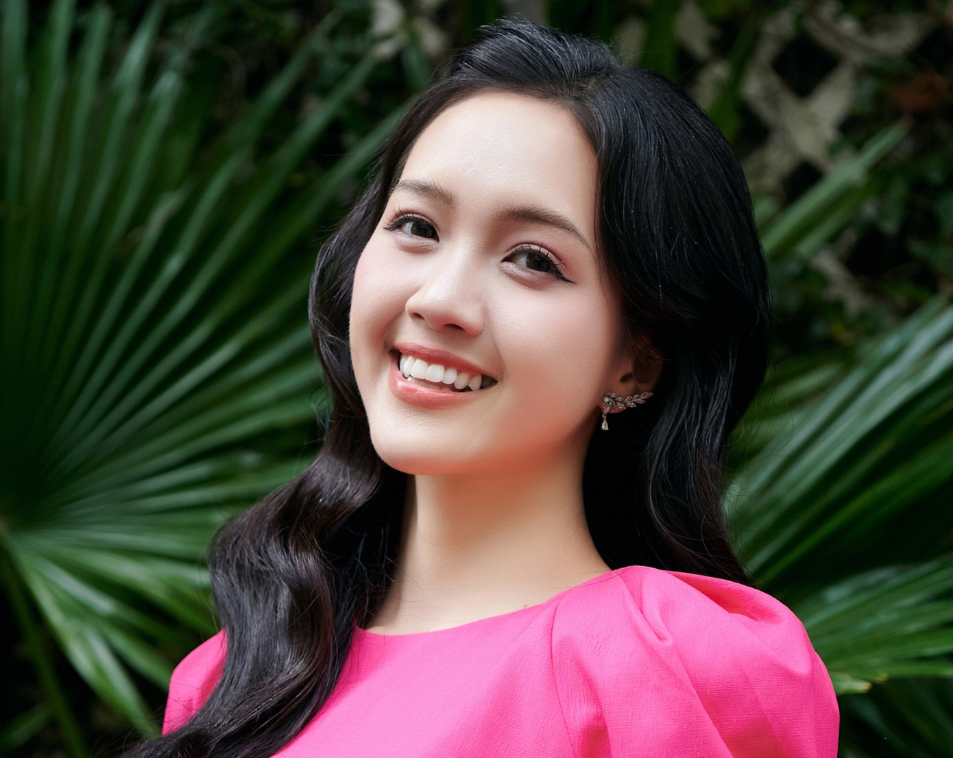 Áp lực của Mỹ Vân khi tham gia Hoa hậu Việt Nam 2024 là không đủ năng lượng tươi trẻ. "Thí sinh Hoa hậu Việt Nam tỏa ra năng lượng rất đặc biệt. Ai cũng giỏi, có nhiều bạn là sinh viên năm nhất, năm 2 có học vấn cao, giỏi thể thao, tôi học hỏi được ở họ rất nhiều", Mỹ Vân nói. Với cô, phần thi áp lực nhất ở Hoa hậu Việt Nam là phỏng vấn với mặt mộc.