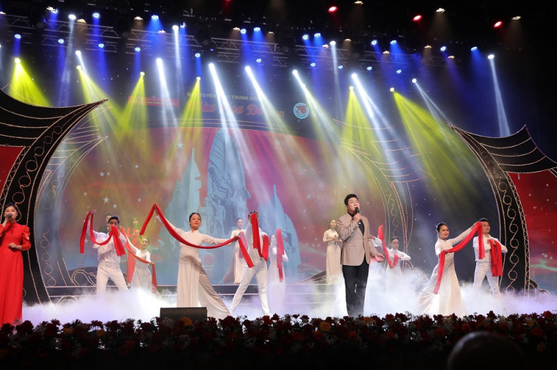 Màu hoa đỏ là sự kiện nghệ thuật thường niên, trải qua 16 mùa tổ chức. Màu hoa đỏ là sự kiện nghệ thuật thường niên, trải qua 16 mùa tổ chức.