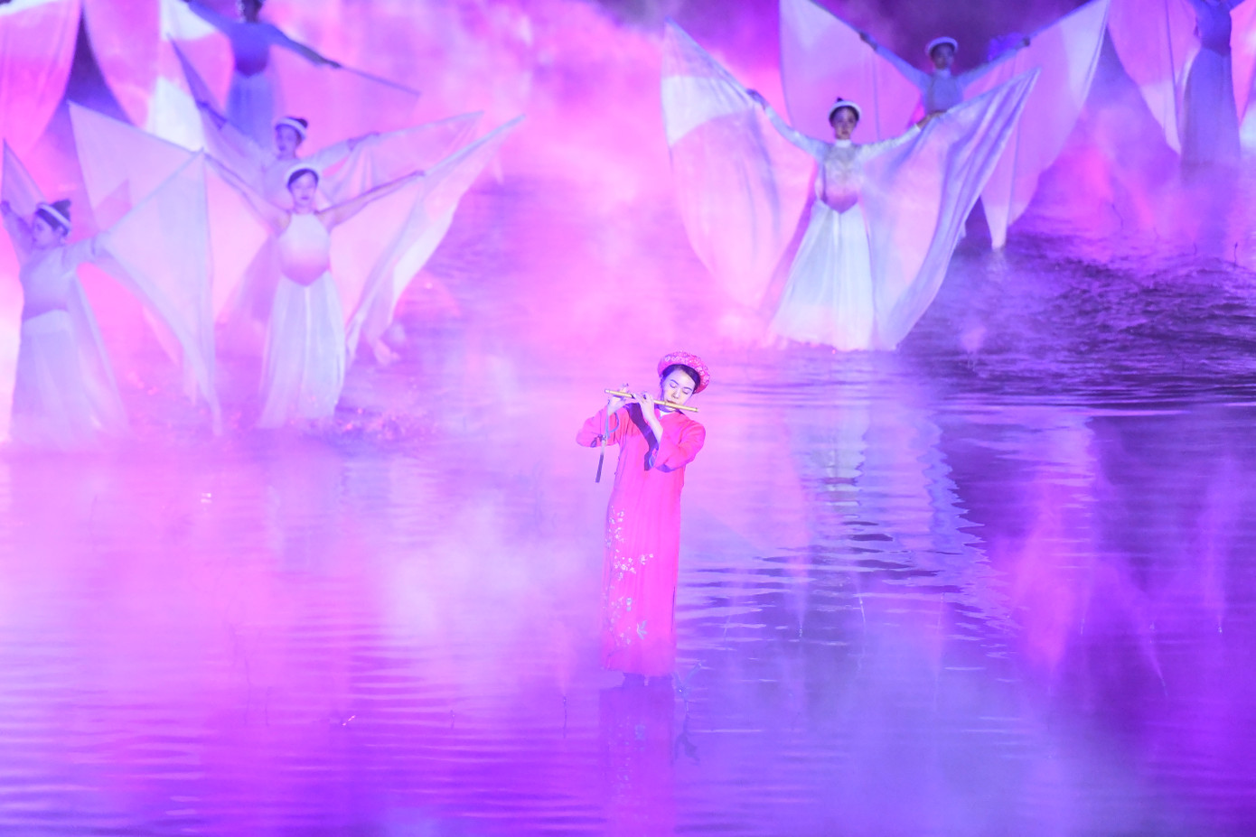 Vở diễn Tinh hoa Bắc Bộ được tổ chức Guinness Việt Nam trao bằng xác lập 2 kỷ lục là “Vở diễn có sân khấu mặt nước lớn nhất Việt Nam” và “Vở diễn có số lượng diễn viên là nông dân đông nhất Việt Nam”.