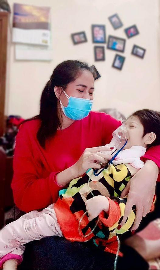 Minh Cúc chăm sóc cho con gái mắc COVID-19, sau đó nữ diễn viên cũng nhận kết quả xét nghiệm dương tính. Minh Cúc chăm sóc cho con gái mắc COVID-19, sau đó nữ diễn viên cũng nhận kết quả xét nghiệm dương tính.